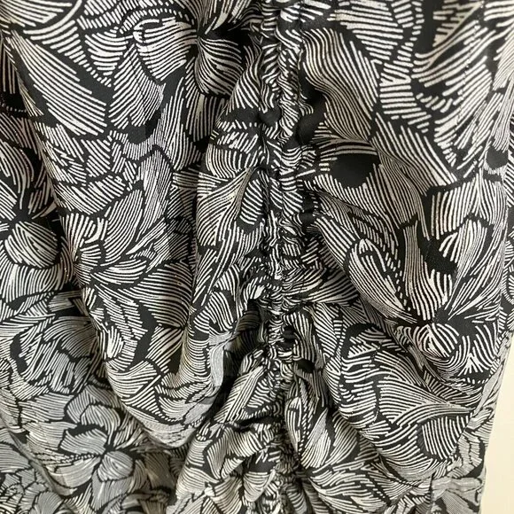 ASTR Mariah Ruched Floral Print Midi Dress in Black/White Medium - Picture 4 of 6